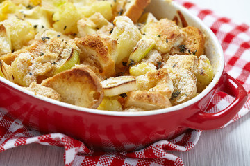 Casserole with cauliflower, leek, bread and cheese