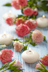 Fototapeta na wymiar Pink roses and candles