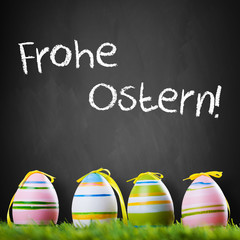 4 Ostereier vor Kreidetafel