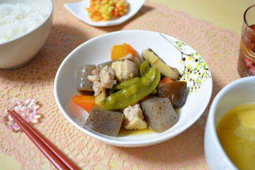 筑前煮　食卓　煮物
