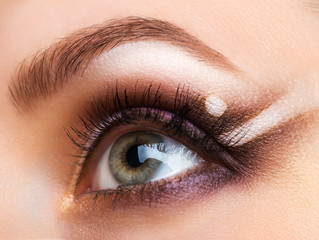Obraz premium Closeup of womanish eye with glamorous makeup