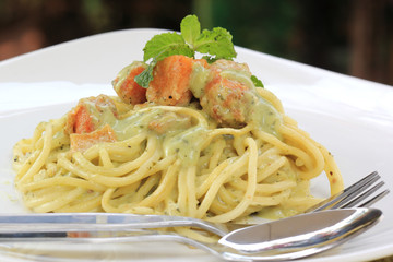 Spaghetti and salmon in pesto sauce