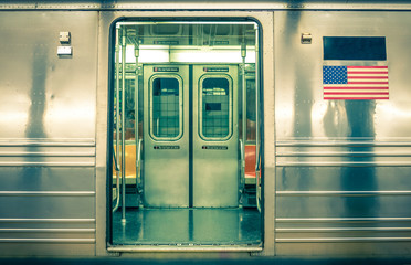 Obraz premium Ogólny podziemny pociąg - Nowy Jork CIty