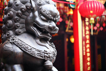 Lion statue in front of chinese temple - obrazy, fototapety, plakaty