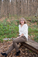 Obraz premium Young beautiful girl on a walk in the country