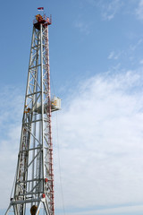 Fototapeta na wymiar Wiertnica do wiercenia ropy naftowej na błękitne niebo wieża