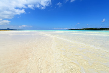 Fototapeta na wymiar 野甫島の美しい珊瑚の海と夏空