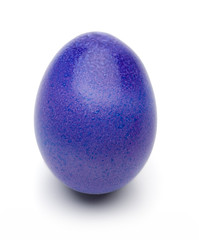 Violettes Osterei auf Weiß