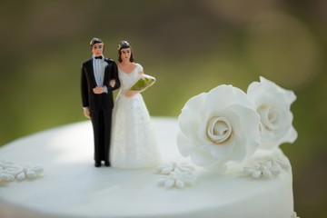 Close-up of figurine couple on wedding cake - obrazy, fototapety, plakaty