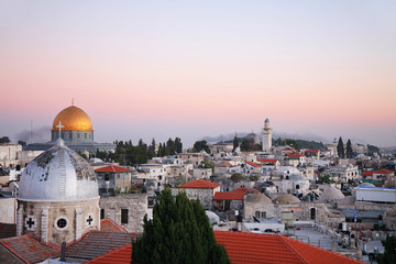 Fototapeta na wymiar Dachy starego miasta w Jerozolimie