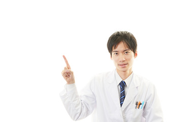 診療中の笑顔の医師