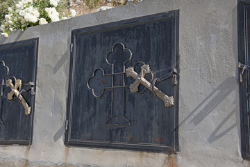 Kreuz vor Grabkammer, Libanon