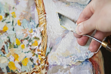 hand with a palette knife