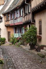 Fototapeta na wymiar Ulica z domami z muru średniowiecznych domów w Colmar
