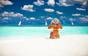 Femme se détendre sur la belle plage tropicale.