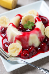 Soja-Banane-Pudding mit Kirschkompott