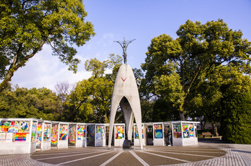 Naklejka premium HIROSHIMA, JAPONIA - 25 grudnia: Pomnik pokoju dla dzieci jest