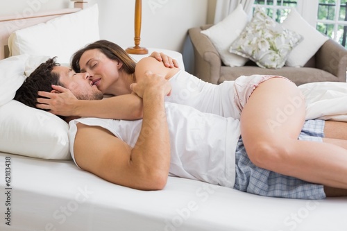 Клевый секс с новой соседкой на диване