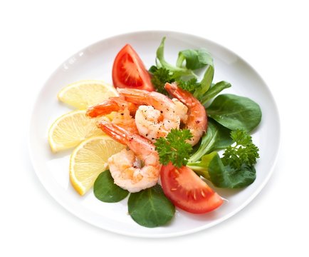 Corn salad with prawns, tomatoes and lemon