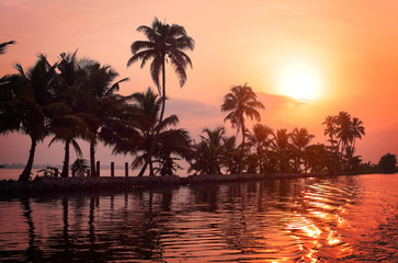 Fototapeta na wymiar Wschód słońca nad rozlewiskami w Kerala, Indie