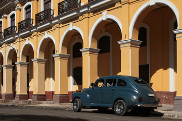Fototapeta na wymiar Arcades d'architecture coloniale à la Havane