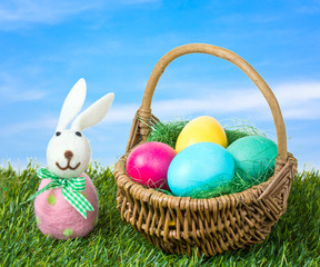 Osterkorb mit Ostereiern und Osterhase
