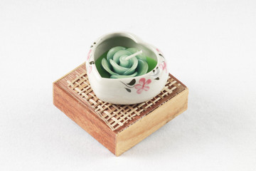 Vela verde dentro de corazón