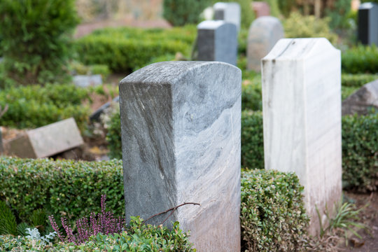 Friedhof mit Gragsteinen