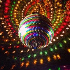 vista de una bola de espejos en una discoteca