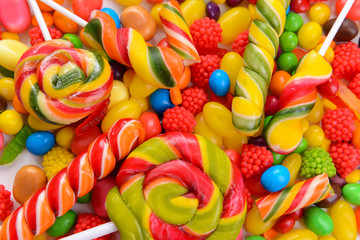 Fototapeta na wymiar Różne kolorowe cukierki owocowe z bliska