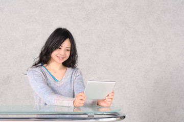 タブレットPCを使う女性