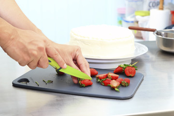 Obraz na płótnie Canvas make a strawberries cake and cream