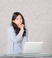 悩む女性