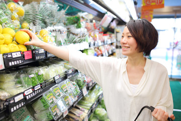 スーパーマーケットで買い物をする女性