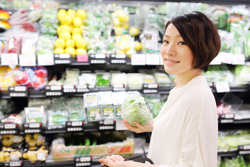 スーパーマーケットで買い物をする女性