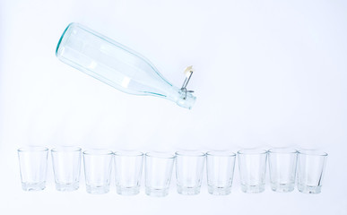 Flasche und Gläser