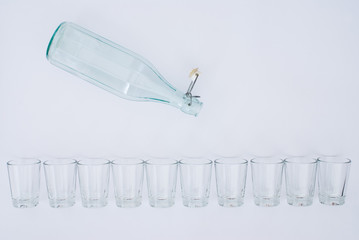 Flasche und Gläser
