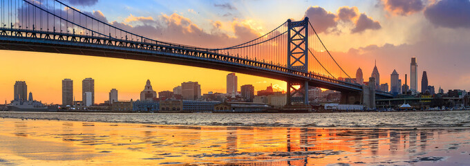 Panorama van de skyline van Philadelphia, Ben Franklin Bridge en Penn's