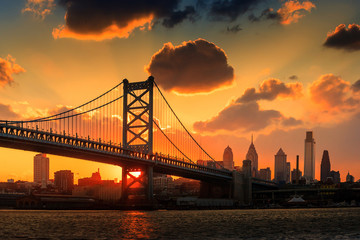 Fototapeta na wymiar Panorama Filadelfii panoramę i Ben Franklin Bridge i Penna