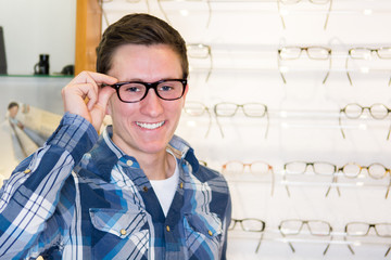 mann kauft eine brille beim optiker