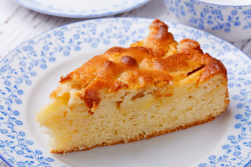 Ein Stück frischer Apfelkuchen