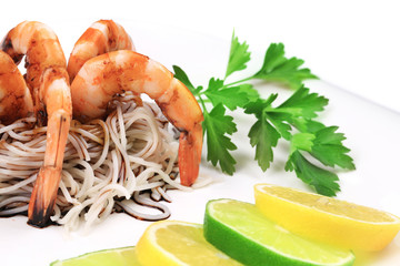 Fresh unshelled boiled shrimps with spaghetti.