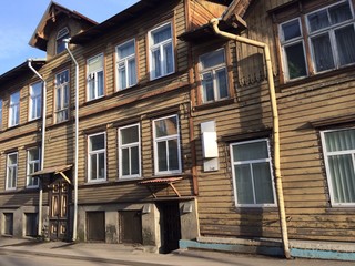 Fototapeta na wymiar Typowy tradycyjny stary drewniany dom w Tallinie