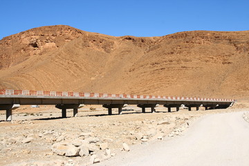 La construction d'un pont sur une route au Maroc dans l'Anti-Atlas