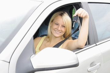 Autofahrerin hält Autoschlüssel