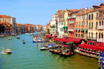 Fototapeta na wymiar Piękne Canal Grande w Wenecji, Włochy od mostu Rialto