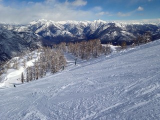 Fototapeta na wymiar stok narciarski z wyciągiem narciarskim i góry