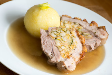 Gefüllter Schweinebauch