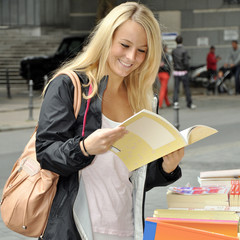 Twen stöbert vor Buchladen