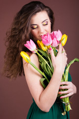 Obraz na płótnie Canvas beautiful girl with tulips